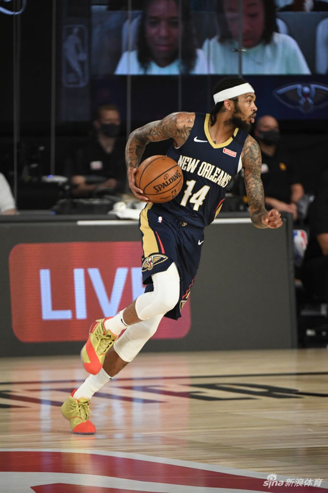 足以折射两 足以折射两